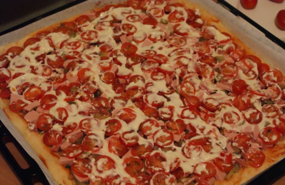 Пицца с колбасой и готовым тестом