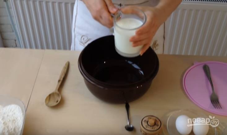 1.	Молоко подогреваете до комнатной температуры, затем вылить его в глубокую миску, где удобно замешивать тесто. Добавляете столовую ложку быстродействующих дрожжей.