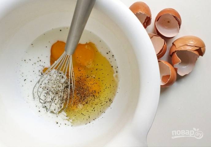 Для начала сделайте заливку. Взбейте вместе молоко с яйцами, солью и перцем.