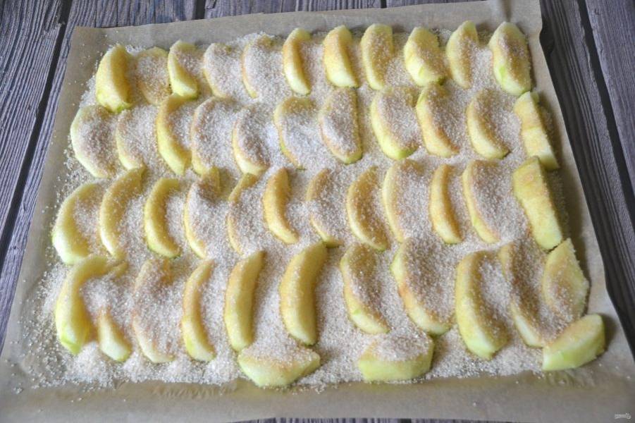 Посыпьте сахарной смесью яблоки и отправьте в духовку при температуре 180 градусов на 20-25 минут.