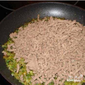 2. Добавить несколько столовых ложек мясного бульона и мясо. Приправить солью и перцем.