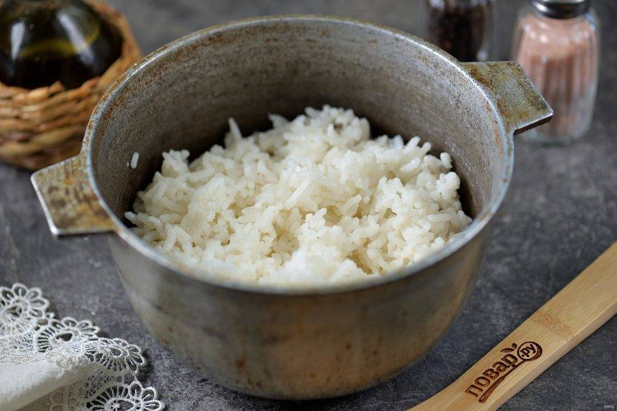 Промойте рис несколько раз, залейте водой в пропорции 1 к 2, отварите на тихом огне минут 15-17 под плотно закрытой крышкой. Вода должна полностью выкипеть. Готовый рис разрыхлите вилкой.