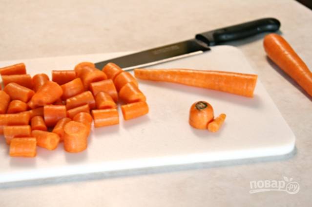 Морковку хорошо промойте и поскоблите ножом, чтобы очистить, порежьте на кусочки длиной 3-4 см.
