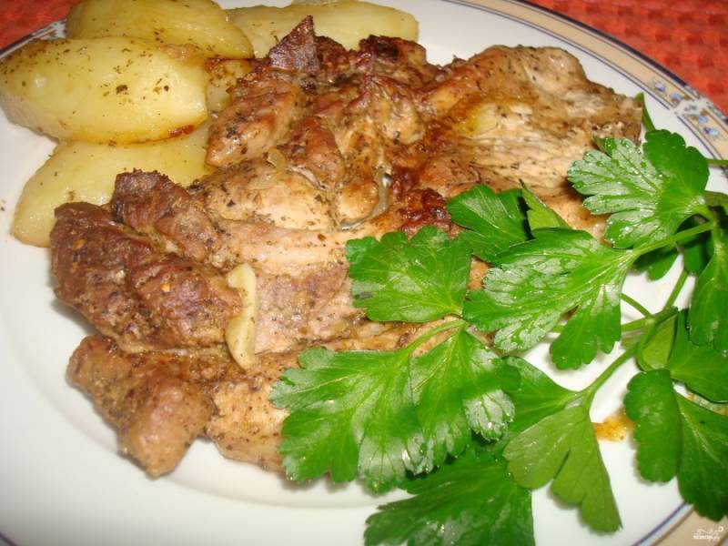 Готовый картофель со свининой в духовке можете подавать с зеленью или овощами. 
