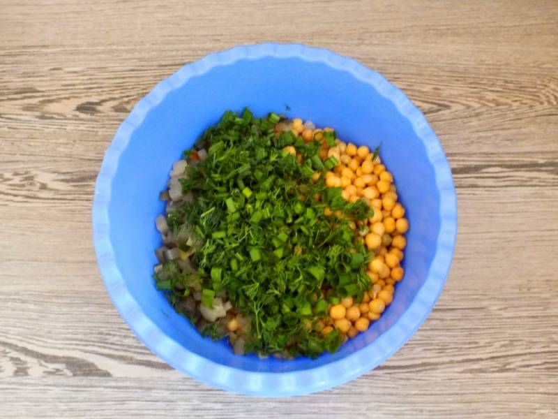 Нарежьте лук и укроп, переложите в чашу к нарезанным овощам.