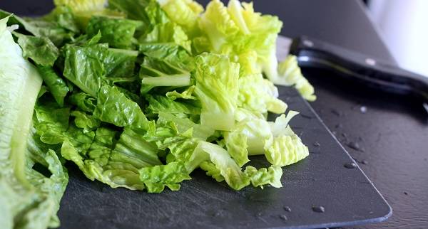 3. Тем временем можно вымыть, обсушить и измельчить листья салата. При желании вы можете использовать разные виды салатов. 