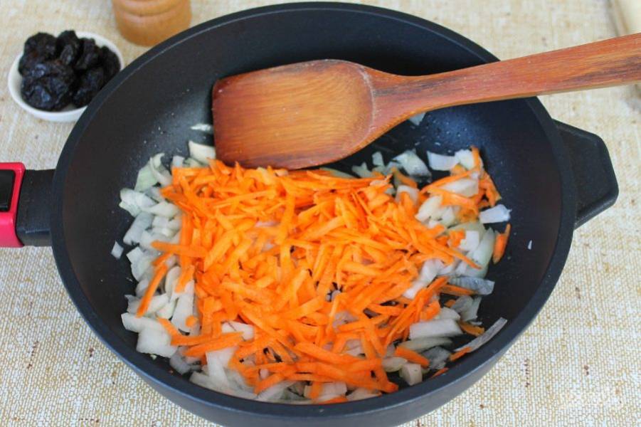 Лук режем мелко, морковь трем на терке. Овощи обжариваем на подсолнечном масле 2-3 минуты. 