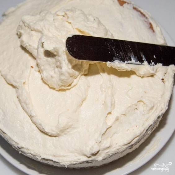 10. Проделайте то же самое со всеми слоями, верхний слой обильно смажьте кремом, не добавляя миндаль и вафли. Смажьте также края торта.
