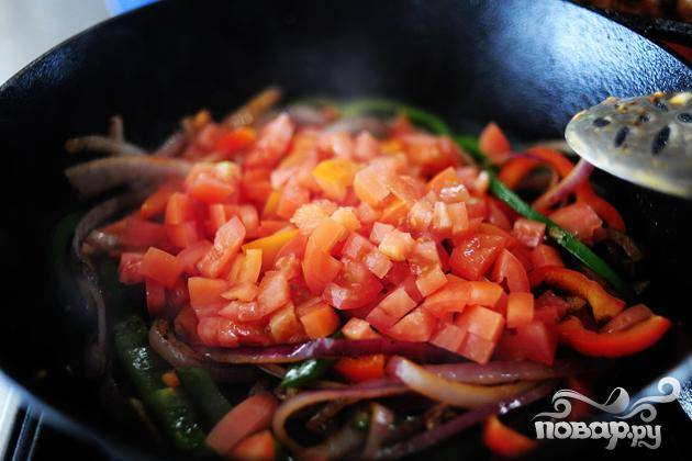 4. Добавить помидоры и готовить еще 30 секунд. Выложить все овощи на тарелку.