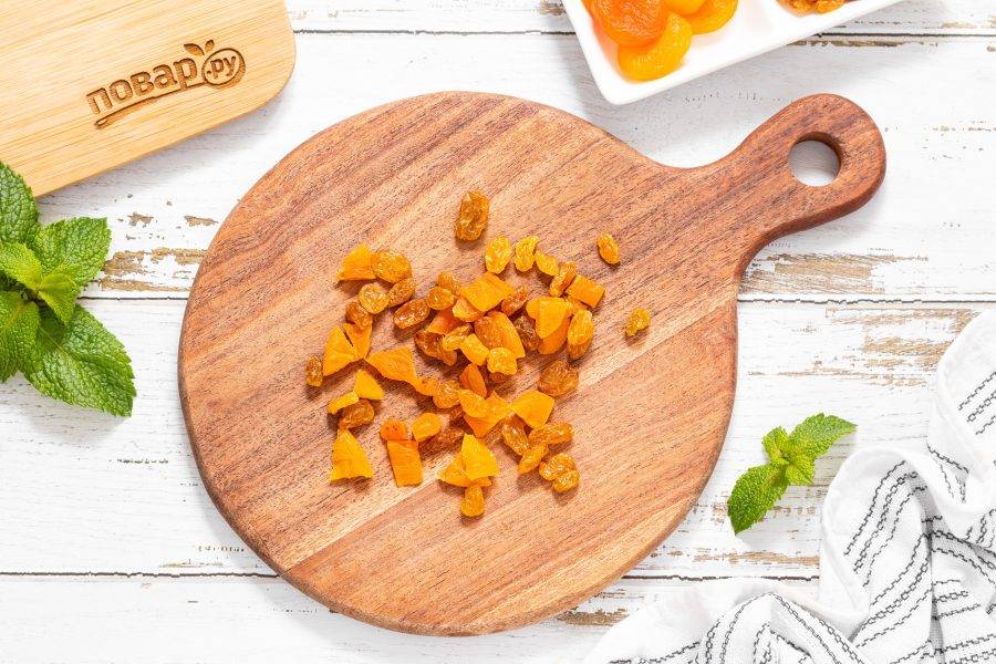 Изюм и курагу промойте, обсушите с помощью бумажных салфеток. Курагу нарежьте на небольшие кусочки.