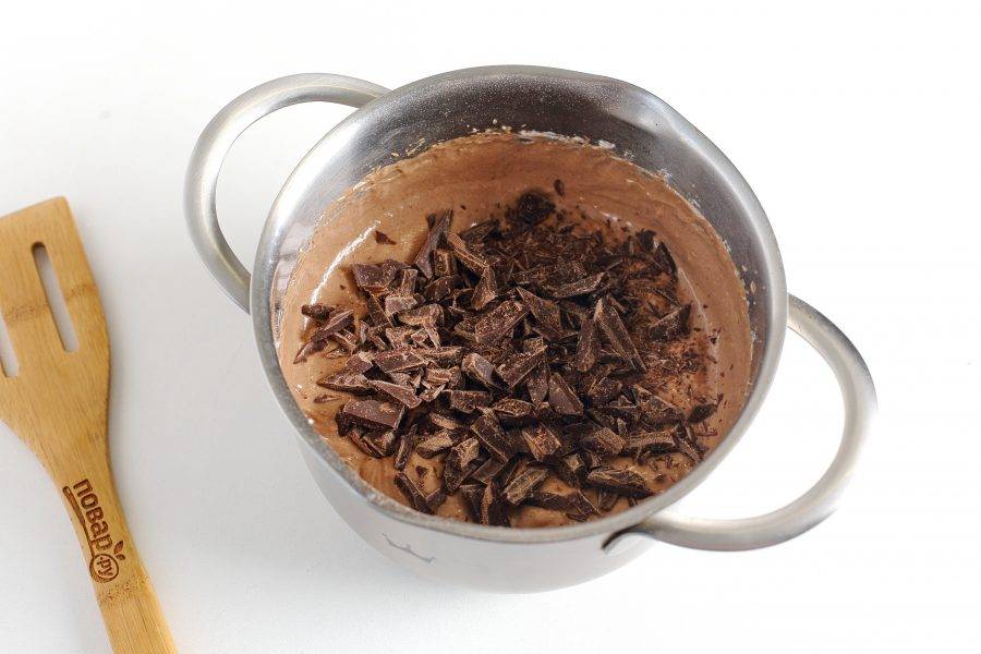 Снова все перемешайте до однородного состояния и добавьте рубленый шоколад.