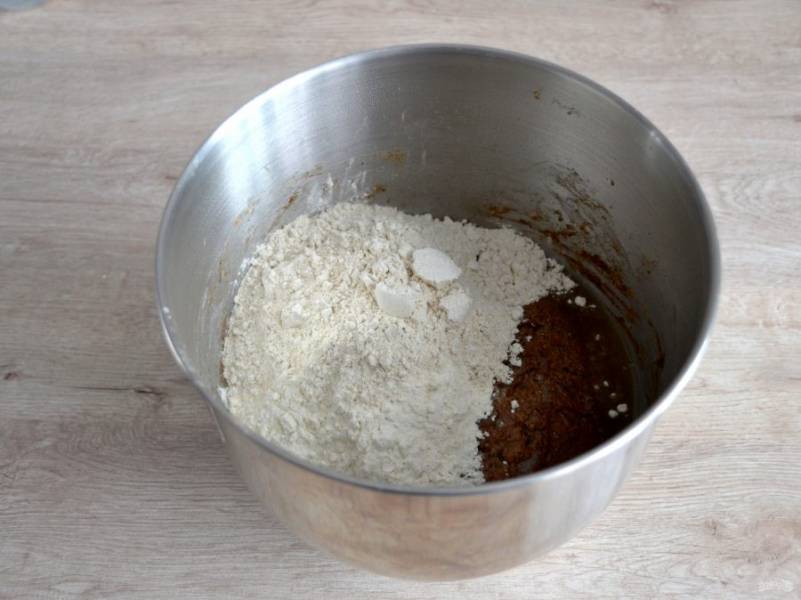 Добавьте в опару смесь воды и патоки, муку (ржаную 100 грамм) и пшеничную (75 грамм), сахар.