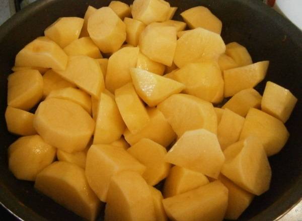 3. Картофель вымыть и очистить. Нарезать небольшими кусочками и отправить на сковороду с небольшим количеством масла. Обжарить немного до появления корочки. 