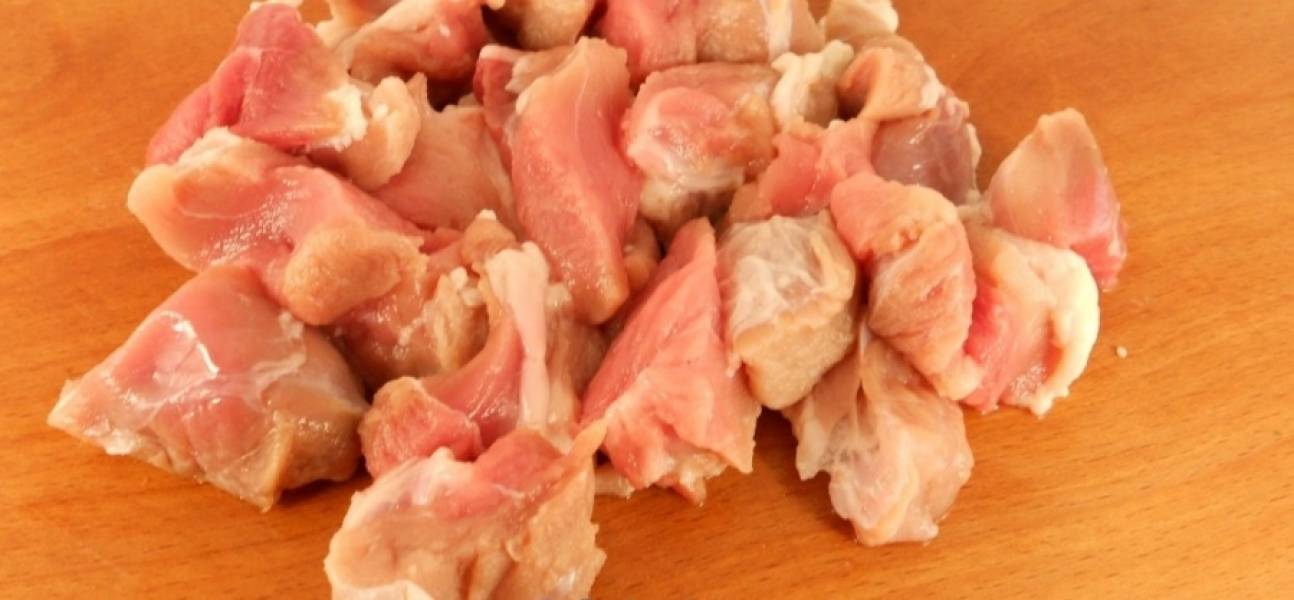 Свинину нарезаем кусочками и добавляем в бульон, после кипения кладем мясо цыпленка, через 5 минут скумбрию, а еще через 2-3 минуты закладываем креветки.