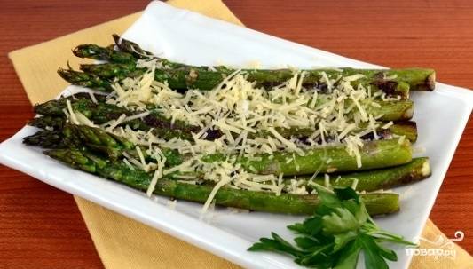 Жареная зелёная спаржа с чесноком на сковороде: рецепт - Лайфхакер