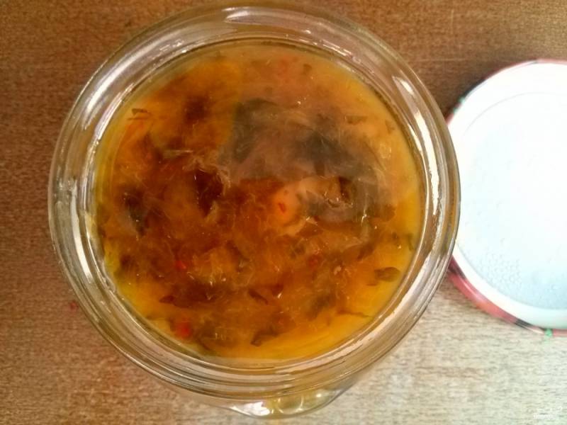 7. Разложите по стерильным баночкам. Сверху налейте растительное  масло так, чтобы  покрыть соус. Закатайте стерильными сухими крышками. Храните готовый соус в прохладном месте.