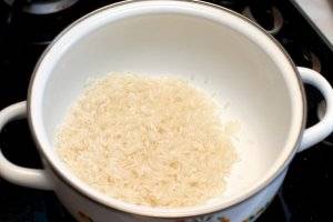 0,5 стакана риса хорошо промыть, залить стаканом холодной воды, довести до кипения и варить до готовности 15-20 минут, добавив соль.