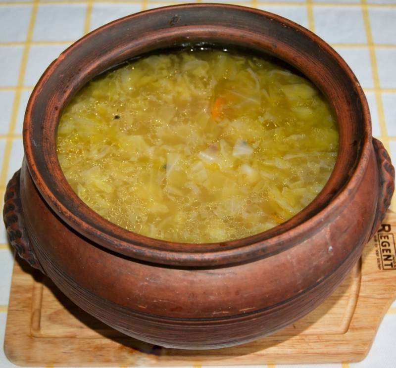 4. В горшочек добавьте соль и перец горошком по вкусу. Отправьте его в разогретую духовку, где оставьте до готовности картофеля при 180 градусах (около часа).