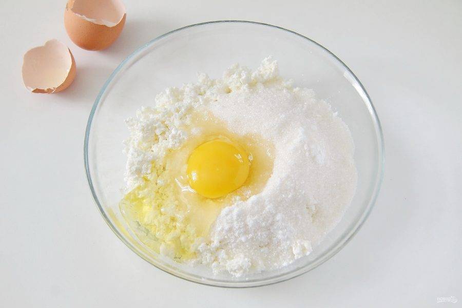 8. Пока тесто будет подходить приготовьте начинку. Соедините творог, оставшийся сахар, яйцо и ванилин.
