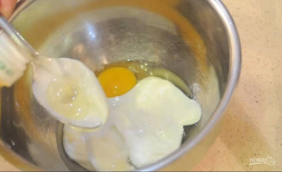 2. Подготовьте смесь для смазывания лаваша. Для этого смешайте до однородного состояния яйцо, сметану, воду и растительное масло.