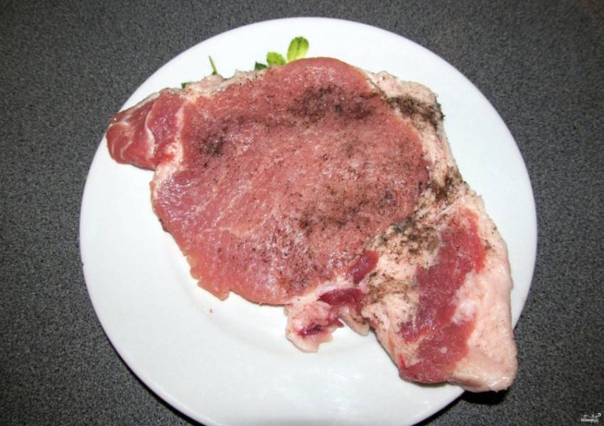 1. Мясо отбиваем, натираем солью и специями по вкусу. 