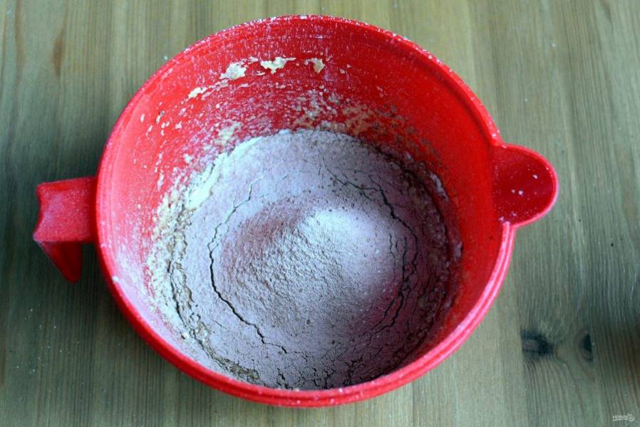 Просейте смесь муки, какао-порошка, разрыхлителя и щепотки соли. Быстро лопаткой вымешайте легкое тесто.