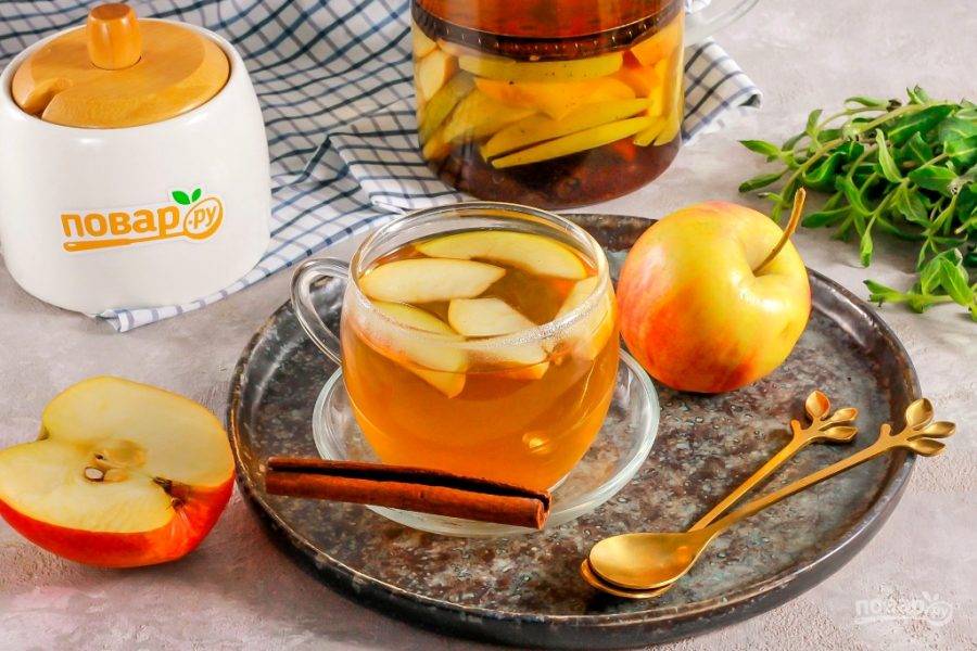 Разлейте яблочный чай в чашки или стаканы через ситечко и подайте к столу горячим. На этом этапе в него можно вмешать ароматный мед, если вы не добавляли сахарный песок.