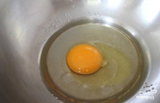 2. Вбейте яйцо, ингредиенты хорошенько перемешайте.