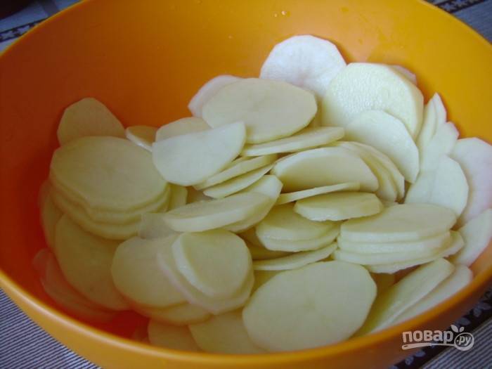Картофель промойте, почистите и нарежьте тонкими кружками.
