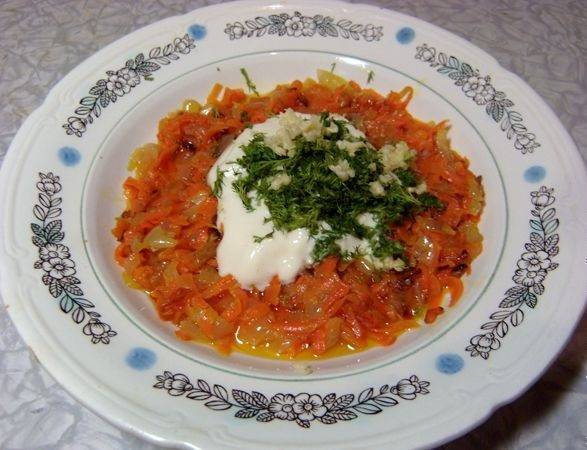 4. Обжаренные овощи выложить со сковороды и как следует остудить. Зелень вымыть, просушить и измельчить. Использовать можно любую свежую зелень, которая есть под рукой. Соединить ее с жаренными овощами и заправить небольшим количеством майонеза (можно заменить сметаной). Все тщательно перемешать и отложить пока на время.