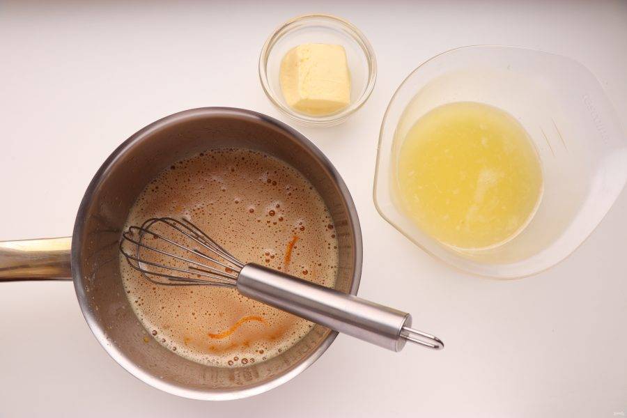 Затем добавьте сок двух лимонов и сливочное масло. 