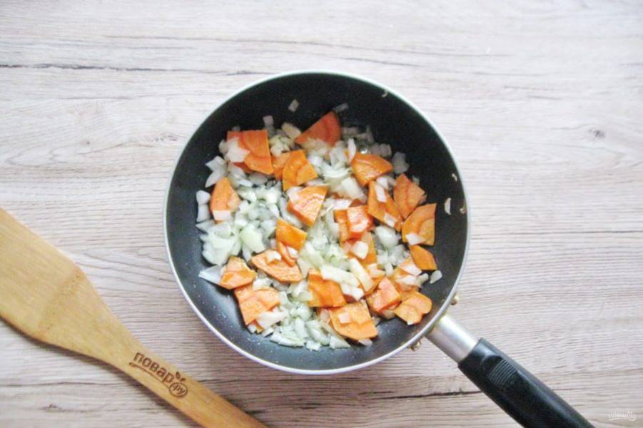 Лук и морковь очистите, помойте и нарежьте. Выложите в сковороду с подсолнечным маслом и обжаривайте до прозрачности лука 7-8 минут.
