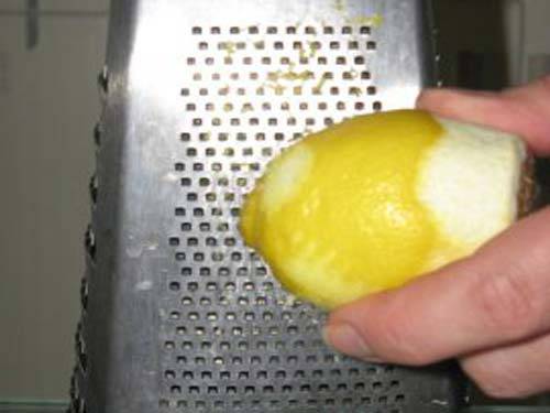2. Сейчас я расскажу, как сделать минтай в маринаде необыкновенно ароматным. Сперва нужно тщательно вымыть и просушить лимон. Цедру натереть на мелкой терке, а из лимоны выжать сок. 
