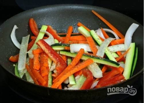 4. Отправьте овощи на сковороду, томите пару минут. Подсолите и поперчите по вкусу. 