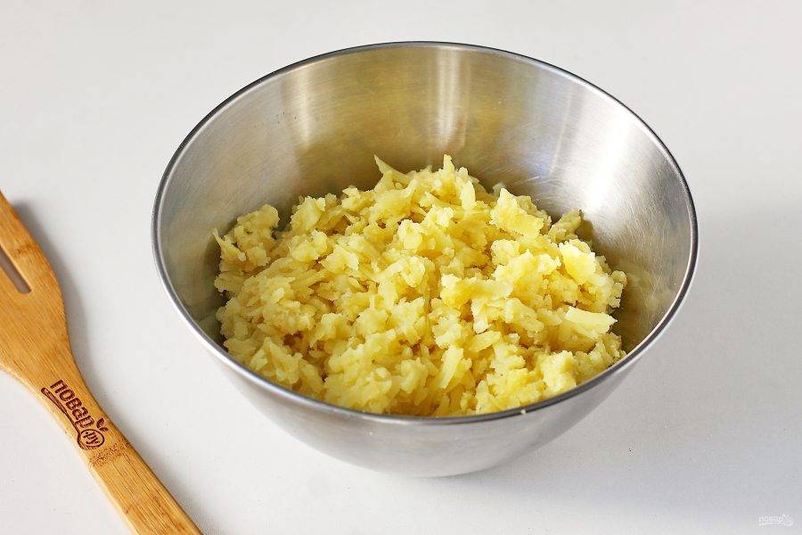 Картофель очистите и натрите на крупной терке.