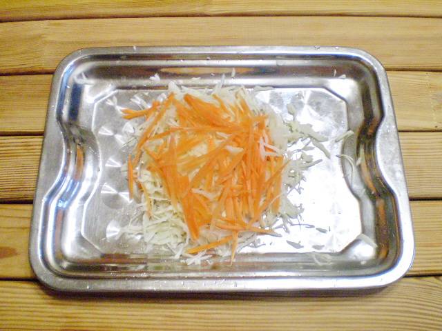 3. Добавляем к ней тертую морковь.