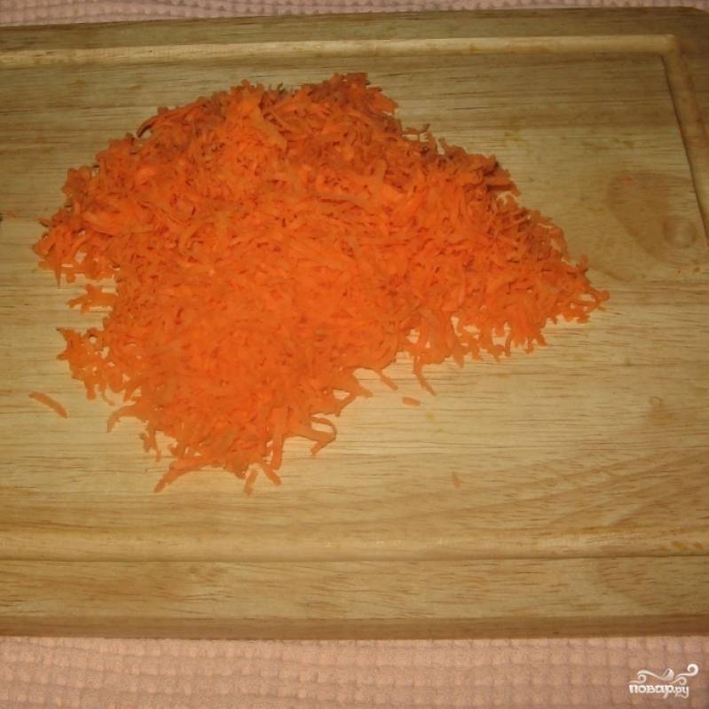 Морковь вымыть, натереть на мелкой терке.