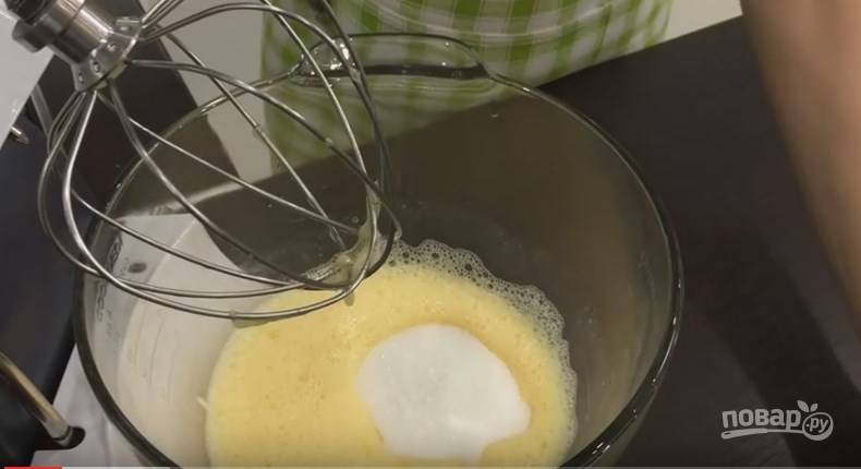 1. 6 яиц комнатной температуры взбейте венчиком или миксером. Добавьте сахар и ваниль, перемешивайте до растворения сахара.