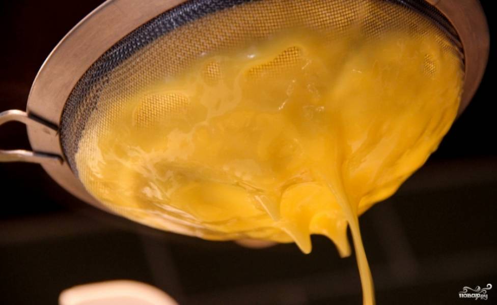 В глубокую миску выложите сливки и добавьте к ним яично-молочную густую смесь, протирая ее через сито.