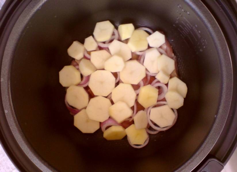 4. Картофель выложить на лук, равномерно распределив его. 