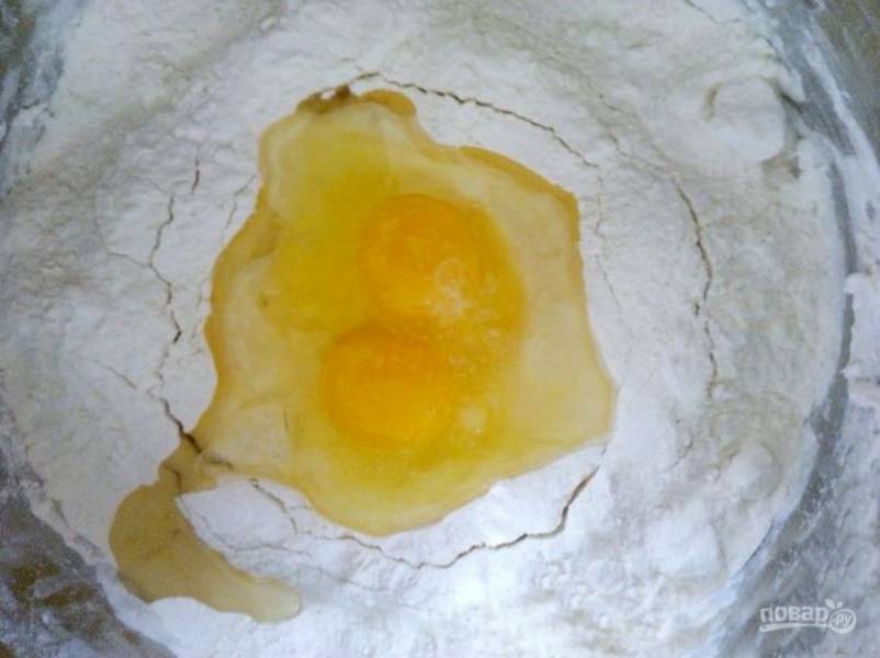 В тесто добавьте соль, яйца, масло, замесите густое тесто. Оно должно стать эластичным и не липнуть к рукам.