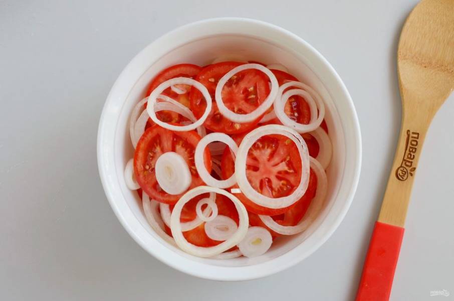 Продолжайте выкладывать помидоры и лук слоями, пока не закончатся овощи.
