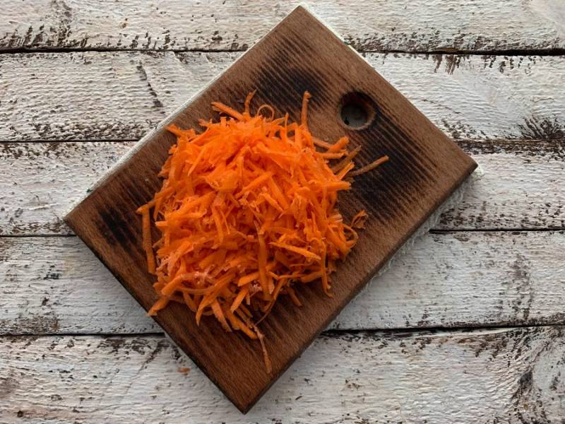 Морковь хорошо помойте под водой, очистите и натрите на средней терке.