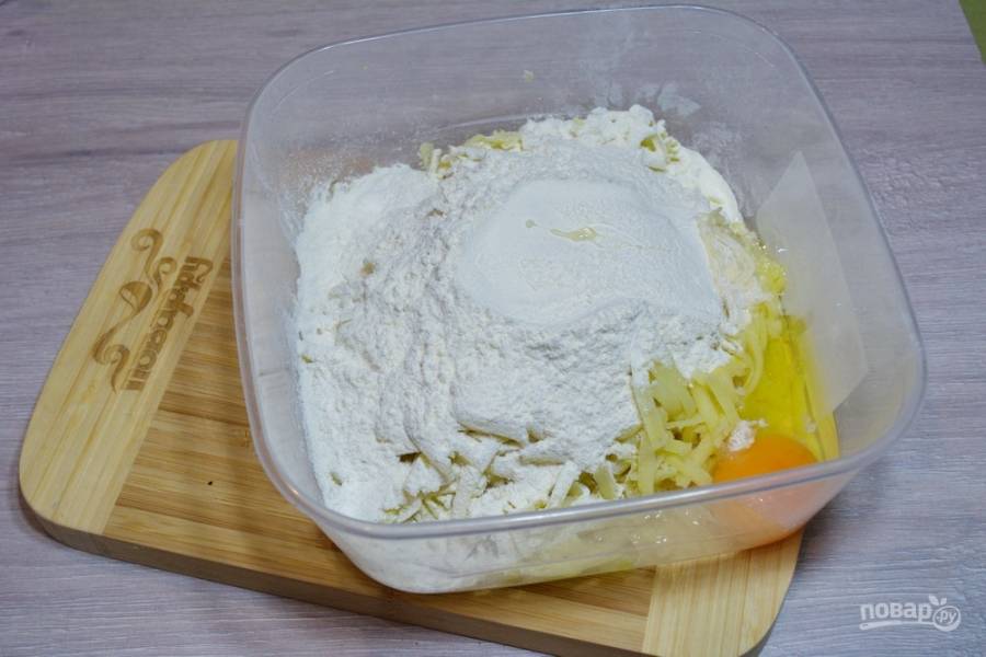 К картофелю добавьте 1-2 яйца, 4-5 ст. ложек муки, чайную ложку соли и черный молотый перец по вкусу.