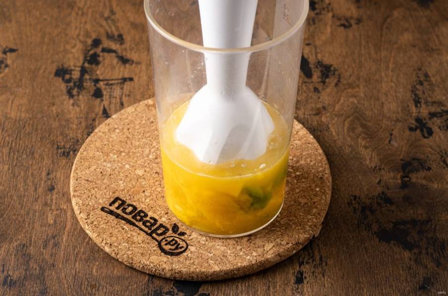 В стакане для блендера соедините киви, манго, влейте воду и добавьте подсластитель. Взбейте блендером до однородной консистенции.
