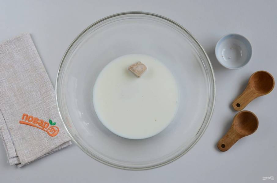 В теплом молоке растворите дрожжи, соль и сахар.