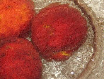 Промытые персики опускаем в кипяток на несколько минут, затем резко в холодную воду.
