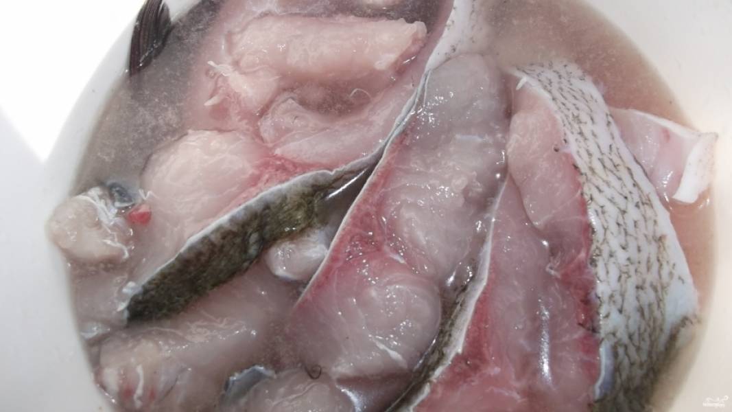 Теперь смешайте воду с солью, выложите в нее рыбку и оставьте для просолки минут на 40.