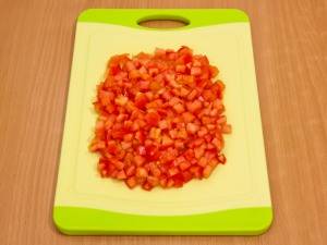 2. Шинкуем помидоры такими же кубиками среднего размера.