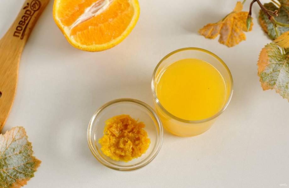 Апельсин помойте, снимите цедру и выдавите апельсиновый сок.